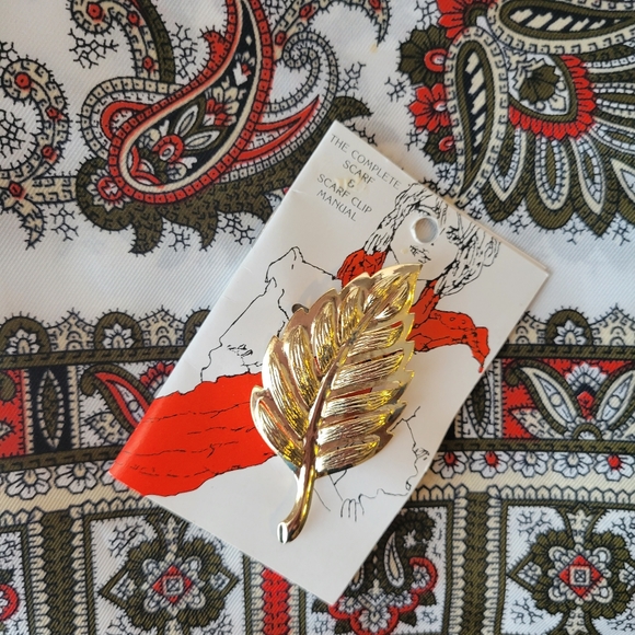 Vintage Italian Scarf & Leaf Scarf Clip ~ 1970s-1980s? ~ Pretty Paisley Pattern - Picture 16 of 16